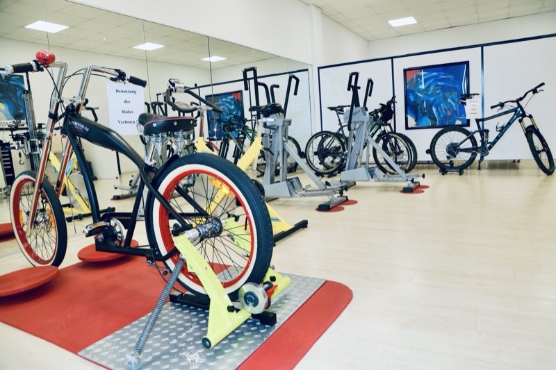 Ausdauerbereich mit Ergometern und Indoor-Bikes