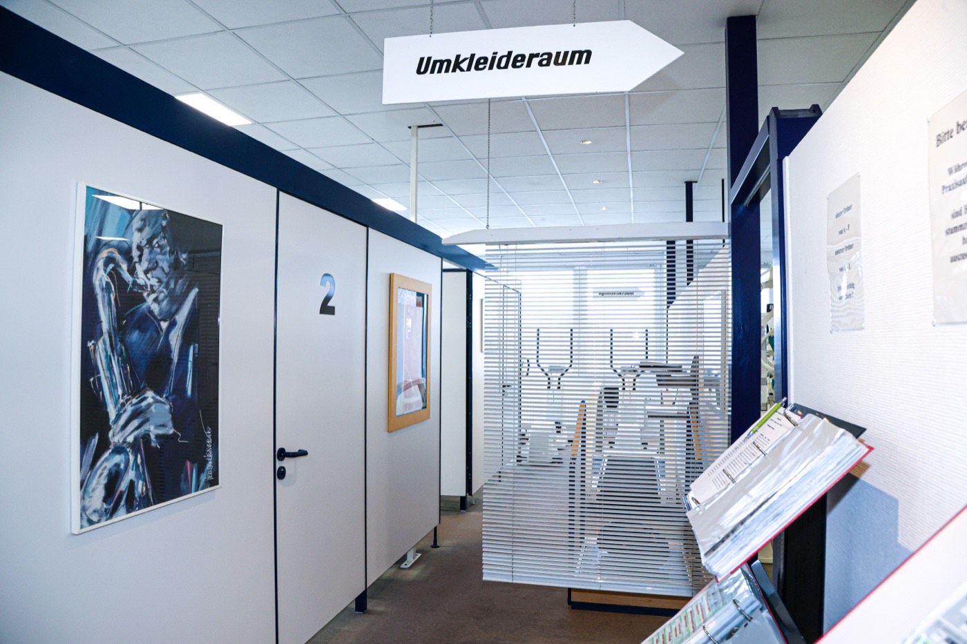 Behandlungstrakt mit Umkleiden und Behandlungsräumen