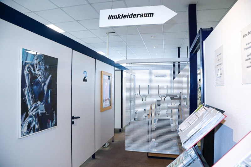 Behandlungstrakt mit Umkleiden und Behandlungsräumen