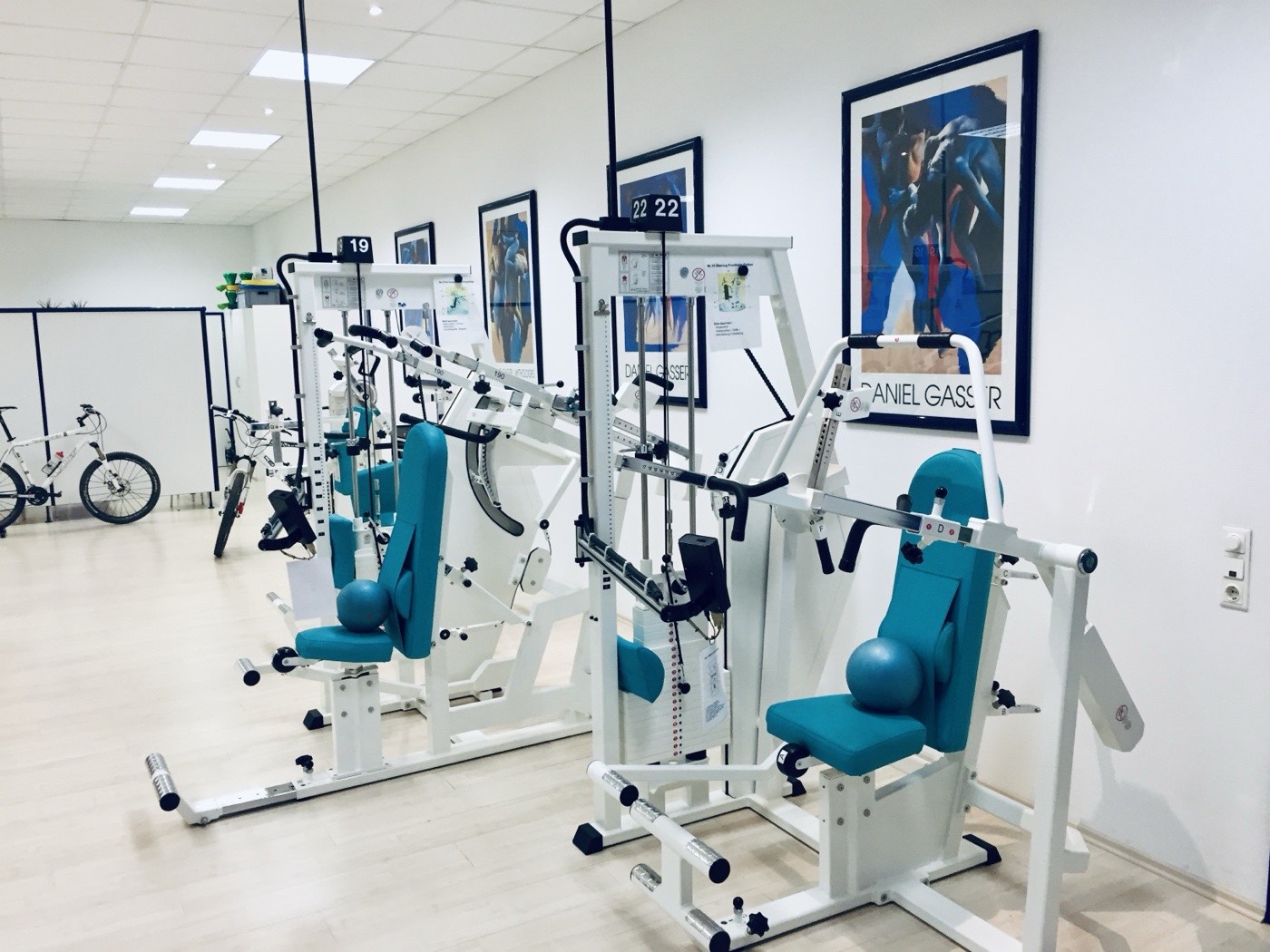 Medizinische Trainingsgeräte für Kraft- und Aufbautraining